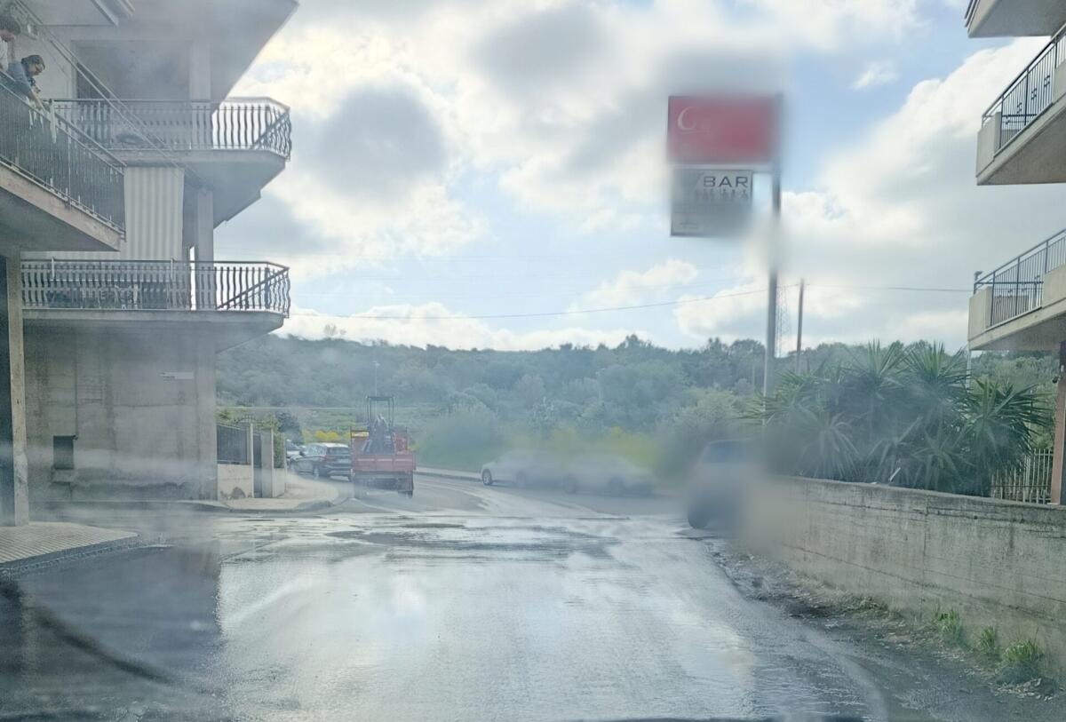 PATERNÒ, PERDITA D’ACQUA DAL SUOLO IN VIA SARDEGNA: VASCHE VUOTE, NUMEROSE SEGNALAZIONI, I TECNICI AL LAVORO - 