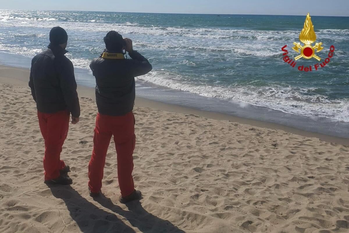 CATANIA: VIGILI DEL FUOCO IN AZIONE PER LA RICERCA DI UN UOMO SCOMPARSO ALLA PLAIA - 