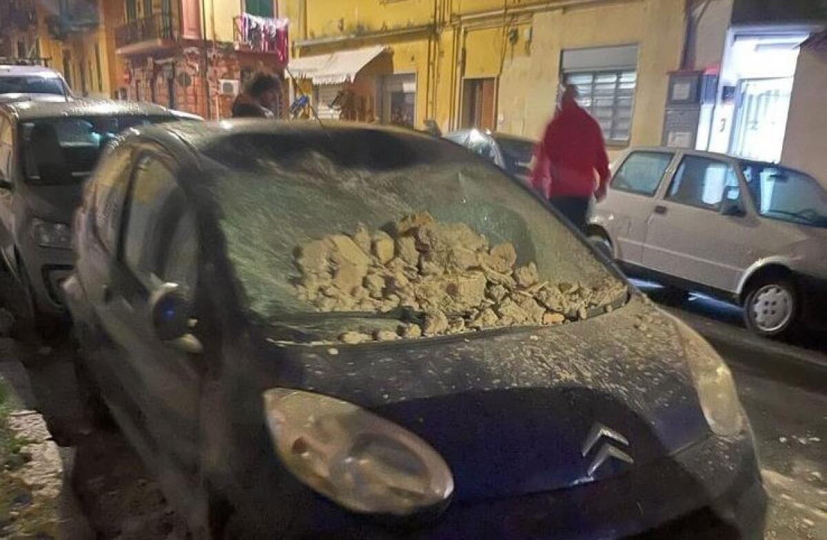 TERREMOTO NELLA NOTTE AI CAMPI FLEGREI: SCOSSA DI MAGNITUDO 4.4 AVVERTITA A NAPOLI, PAURA E GENTE IN STRADA - 
