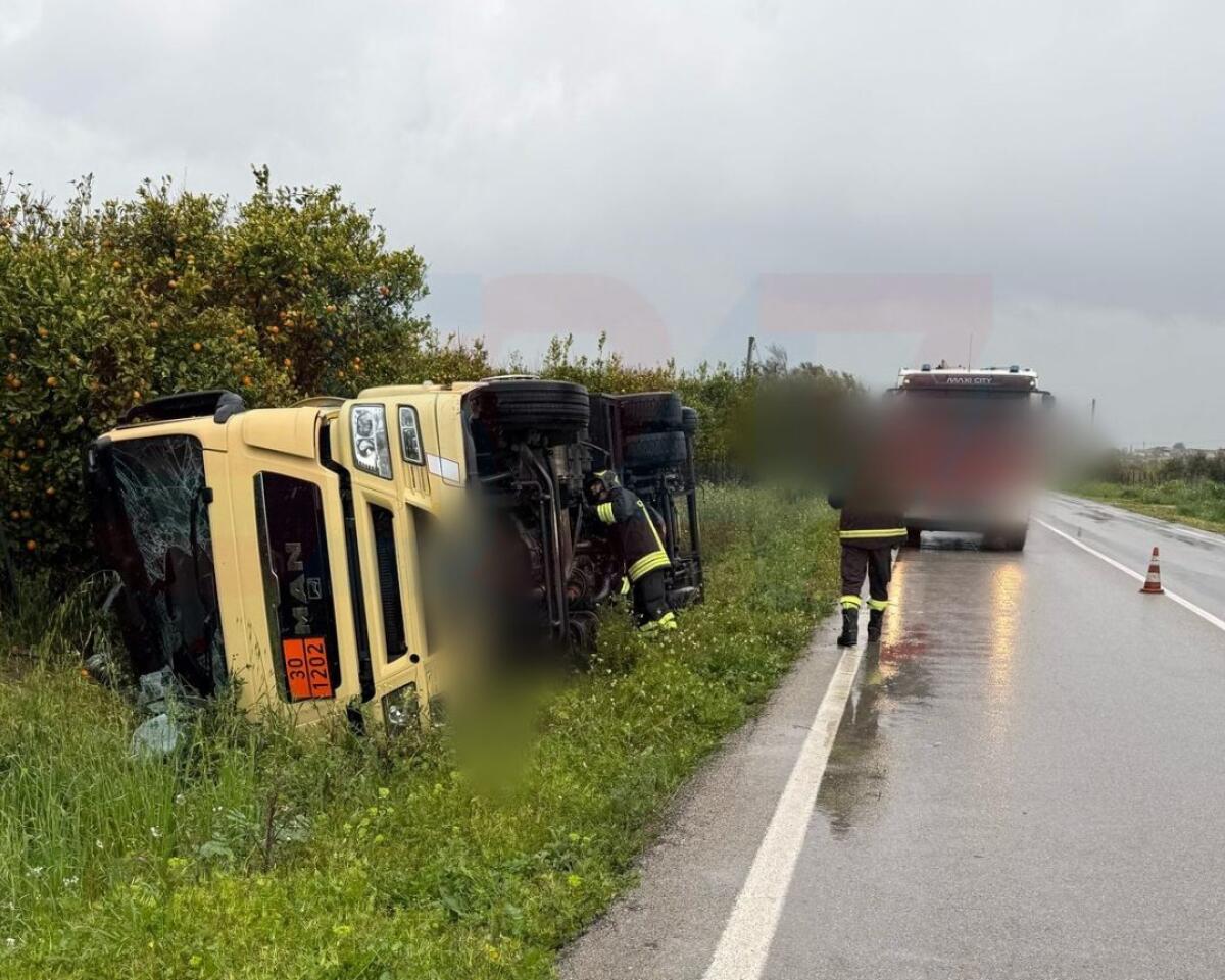 PATERNO', CAMION CON GASOLIO SI RIBALTA SULLA SS192: FERITO IL CONDUCENTE - 