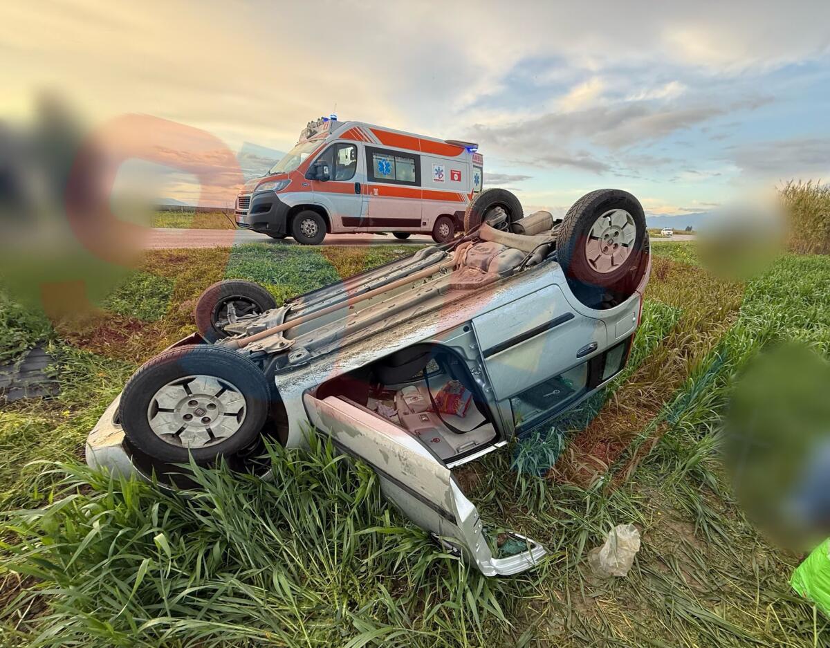 PATERNÒ, INCIDENTE AL BIVIO IANNARELLO: AUTO RIBALTATA, SOCCORSI SUL POSTO - 