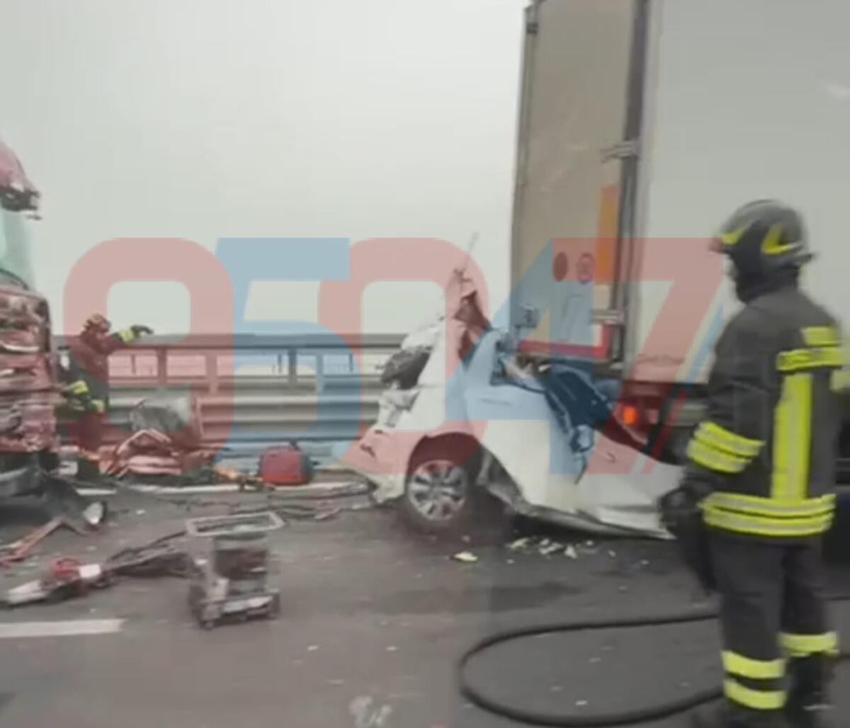 MAXI INCIDENTE SULLA CATANIA-SIRACUSA: COINVOLTI PIÙ MEZZI, UN’AUTO FINISCE SOTTO UN CAMION, DIVERSI FERITI - 