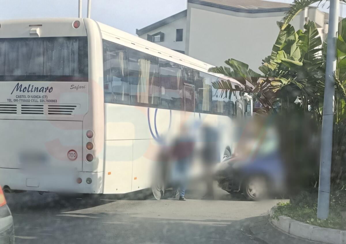 PATERNÒ. INCIDENTE TRA AUTOBUS E AUTOVETTURA: TRAFFICO IN TILT NELLA ZONA - 