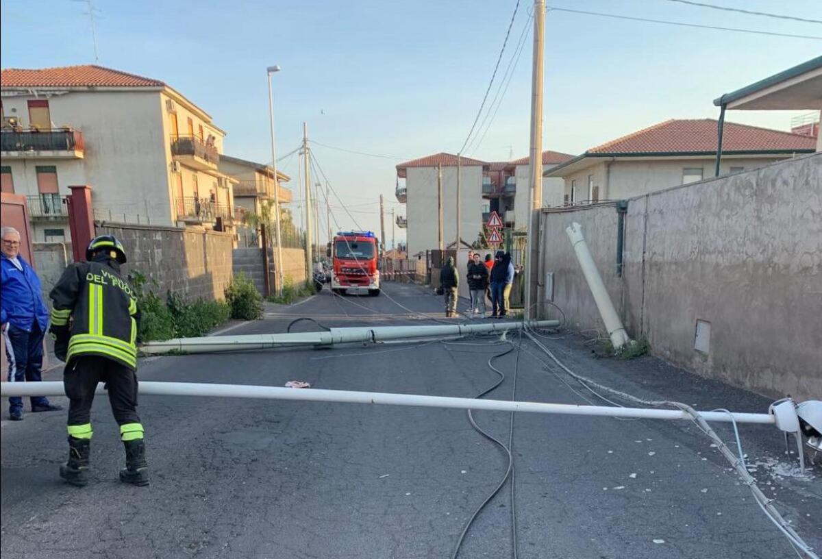 MISTERBIANCO, CAMION ABBATTE PALI DELL’ILLUMINAZIONE E DELLA TELEFONIA: DOPO L’INCIDENTE, IL CONDUCENTE SI DILEGUA. NESSUN FERITO. - 