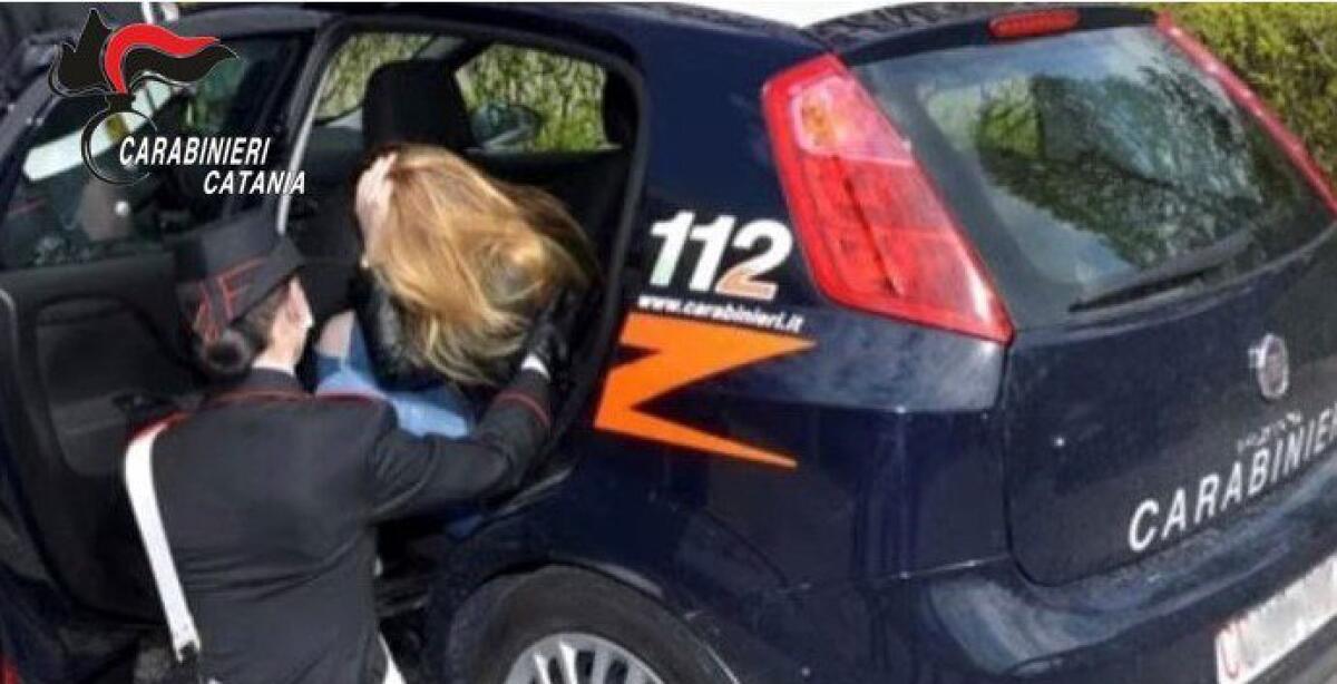 PATERNÒ, SFONDA LA PORTA DI CASA E MINACCIA LA EX: «TI BRUCIO CON LA BENZINA E POI MI AMMAZZO» - 