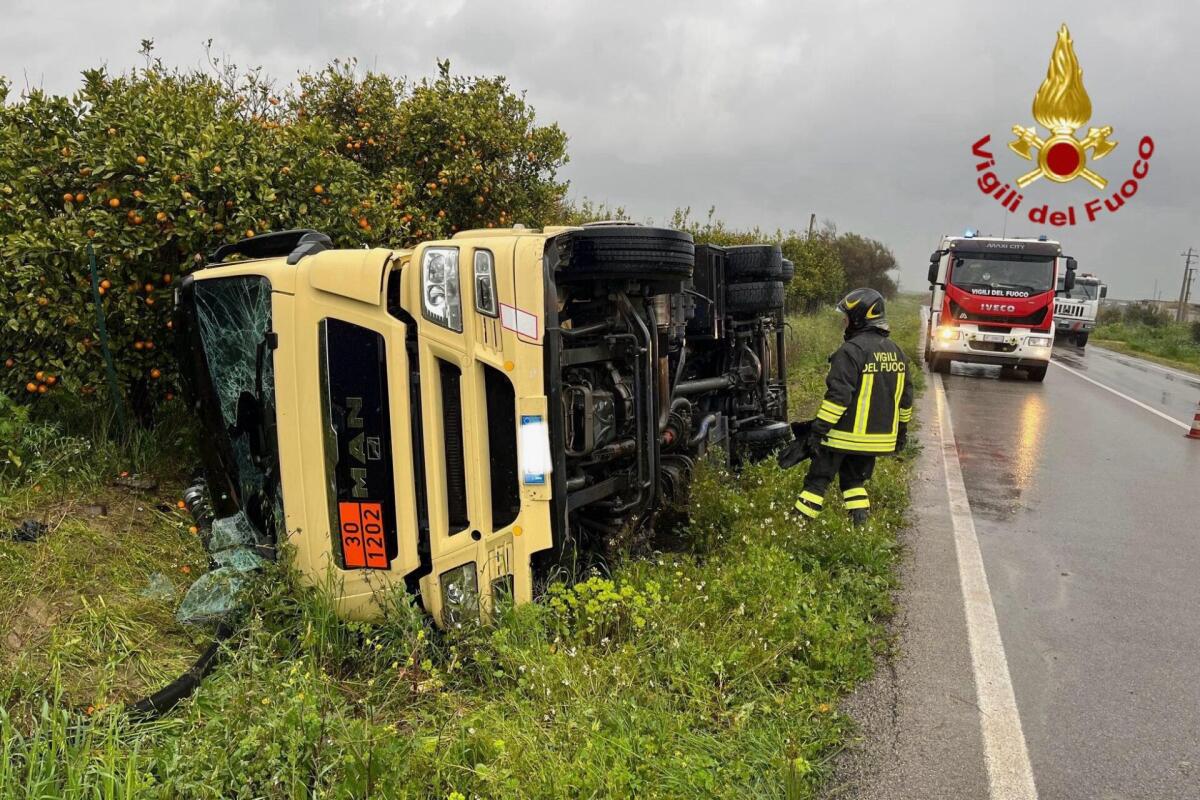 PATERNÒ: AUTOCISTERNA CARICO DI GASOLIO SI RIBALTA VICINO AL BIVIO JANNARELLO, FERITO CONDUCENTE - 