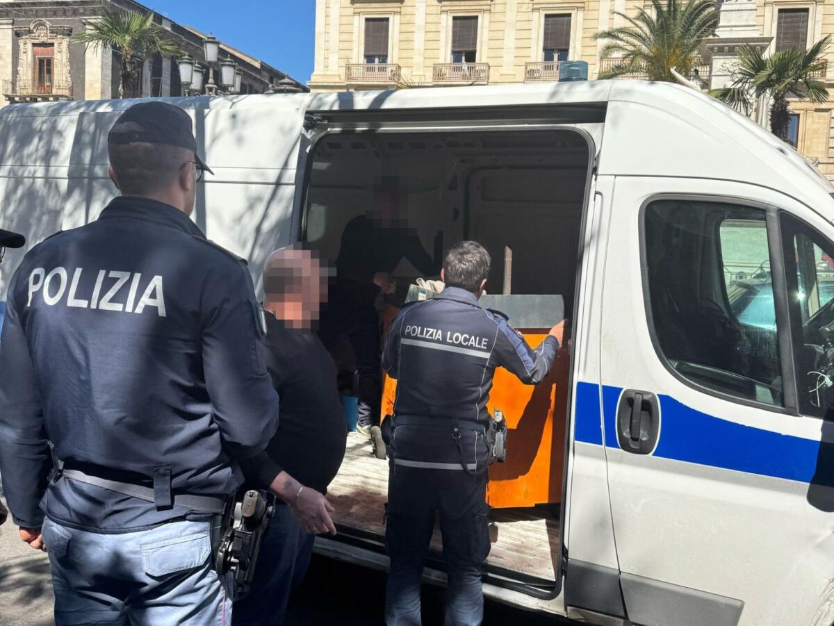 CATANIA. SANZIONANO VENDITORE DI SPREMUTE D’AGRUMI RECIDIVO SEQUESTRATE ARANCE, CARRETTINO E SPREMIAGRUMI. CONTESTATE SANZIONI PER OLTRE 3.000. - 