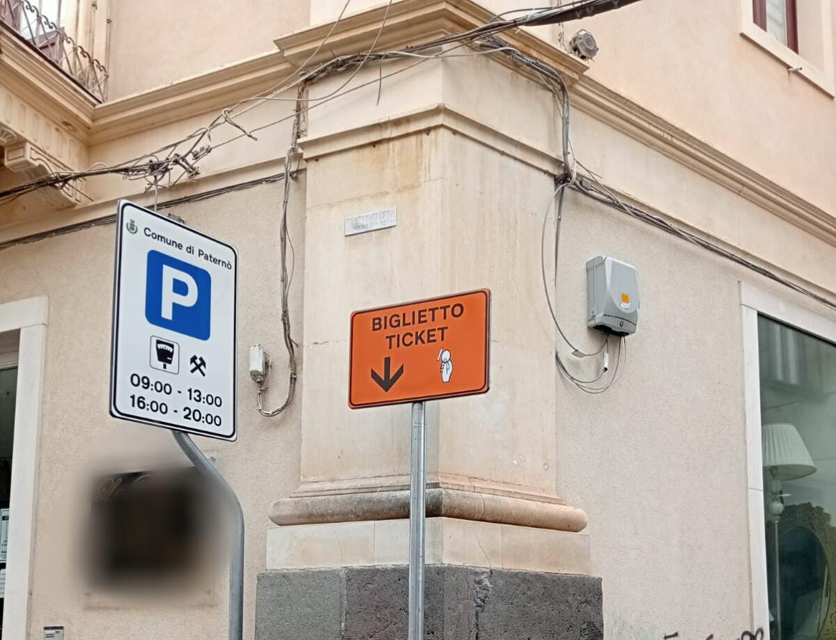 PATERNO', STRISCE BLU: AL VIA LA POSA DELLA SEGNALETICA VERTICALE. ATTIVAZIONE PREVISTA IL 15 APRILE - 