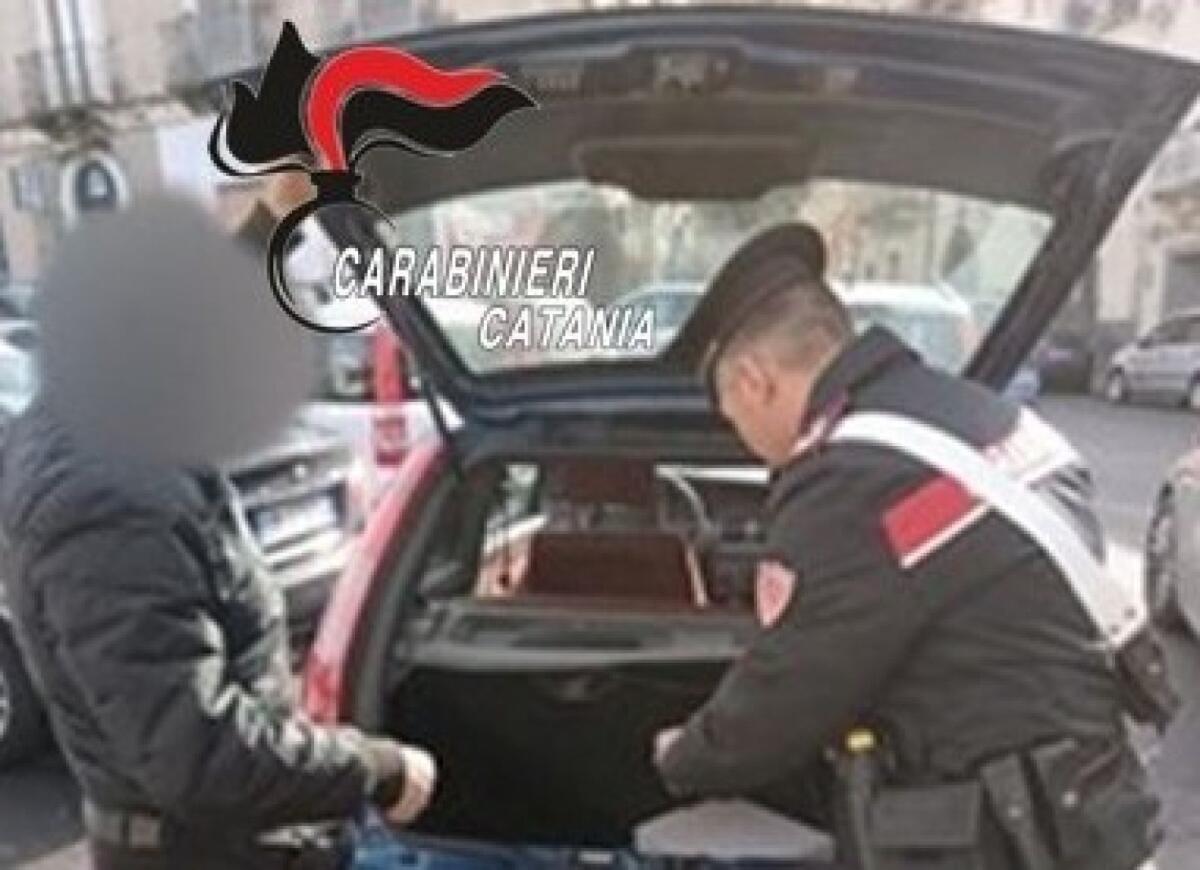 I CARABINIERI DI PATERNO' ARRESTANO SPACCIATORE CON 100 GRAMMI DI HASHISH NEL PARCHEGGIO DI UN CENTRO COMMERCIALE - 