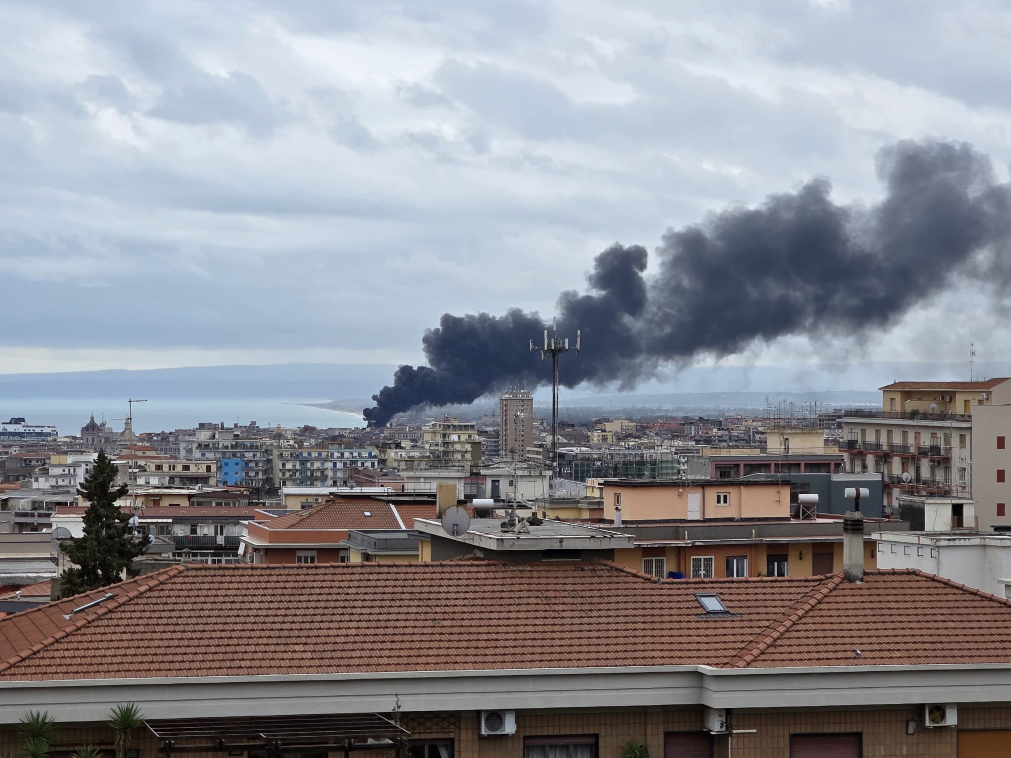 INCENDIO NELL’EX ITALCEMENTI DI CATANIA: SQUADRE DEI VIGILI DEL FUOCO AL LAVORO, COLONNA DI FUMO VISIBILE IN TUTTA LA CITTÀ