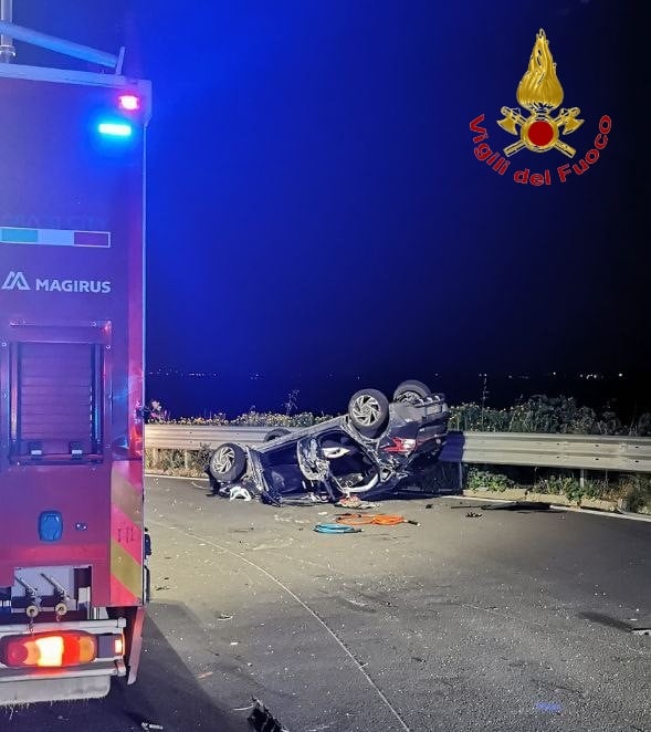 MODICA, INCIDENTE IN AUTOSTRADA: DUE AUTO INVESTONO UN BOVINO, FERITE TRE DONNE