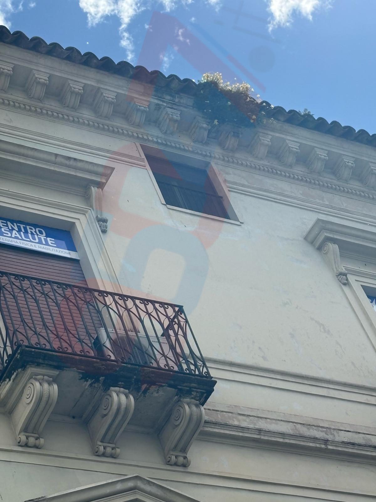 PATERNÒ, PAURA IN PIAZZA REGINA MARGHERITA: CADUTA DI TEGOLA SFIORA UN PASSANTE