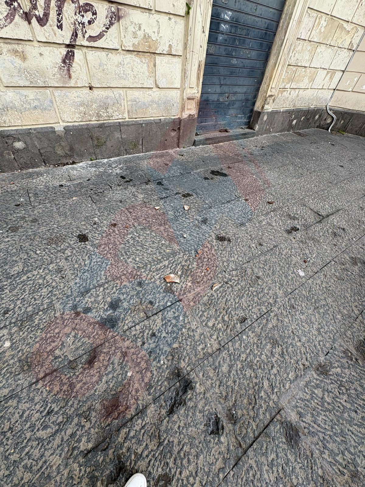 PATERNÒ, PAURA IN PIAZZA REGINA MARGHERITA: CADUTA DI TEGOLA SFIORA UN PASSANTE