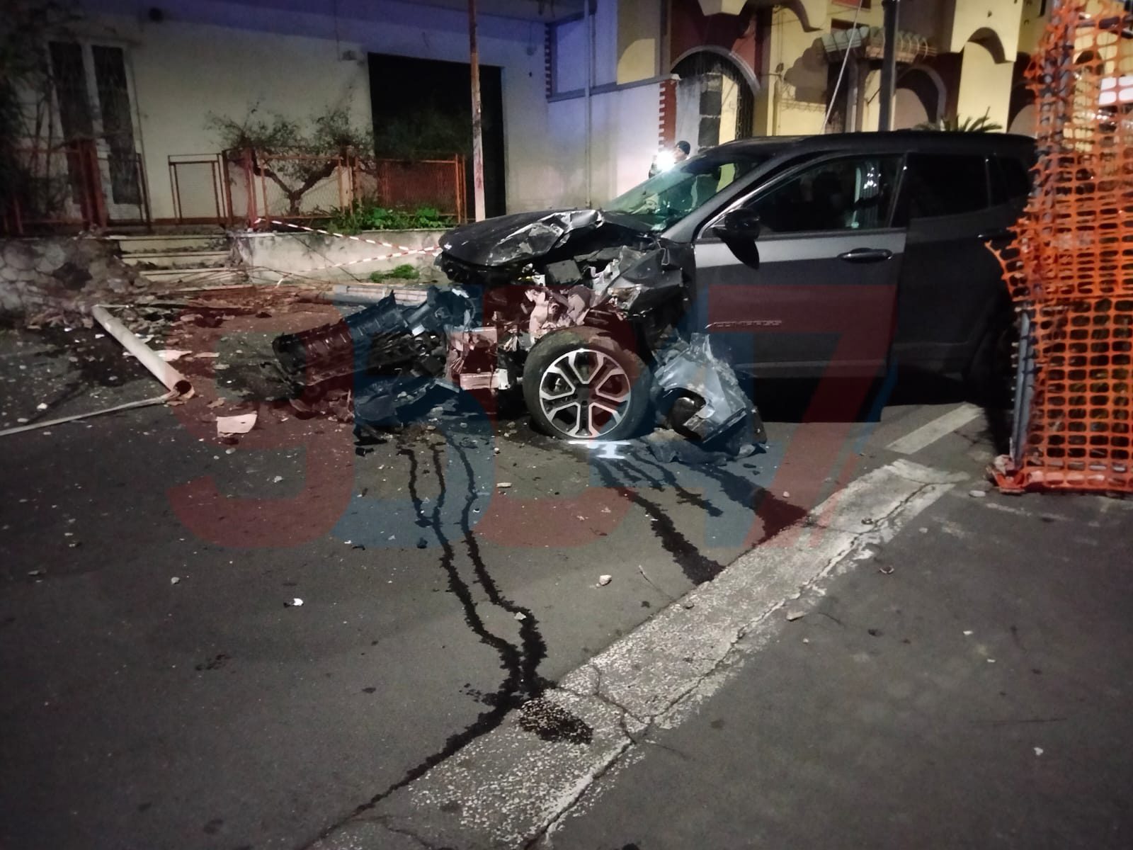 INCIDENTE ALL’ALBA A TREMESTIERI ETNEO: AUTO ABBATTE DUE PALI IN VIA ETNEA, FERITO CODNUCENTE