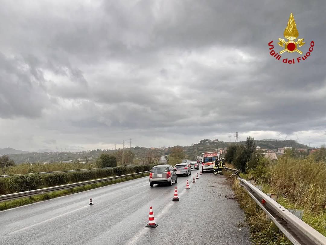 TRAGEDIA SULL' A20 MESSINA PALERMO, FURGONE SFONDA IL GUARDRAIL E PRECIPITA NELLA SCARPATA: MORTO 28ENNE CATANESE