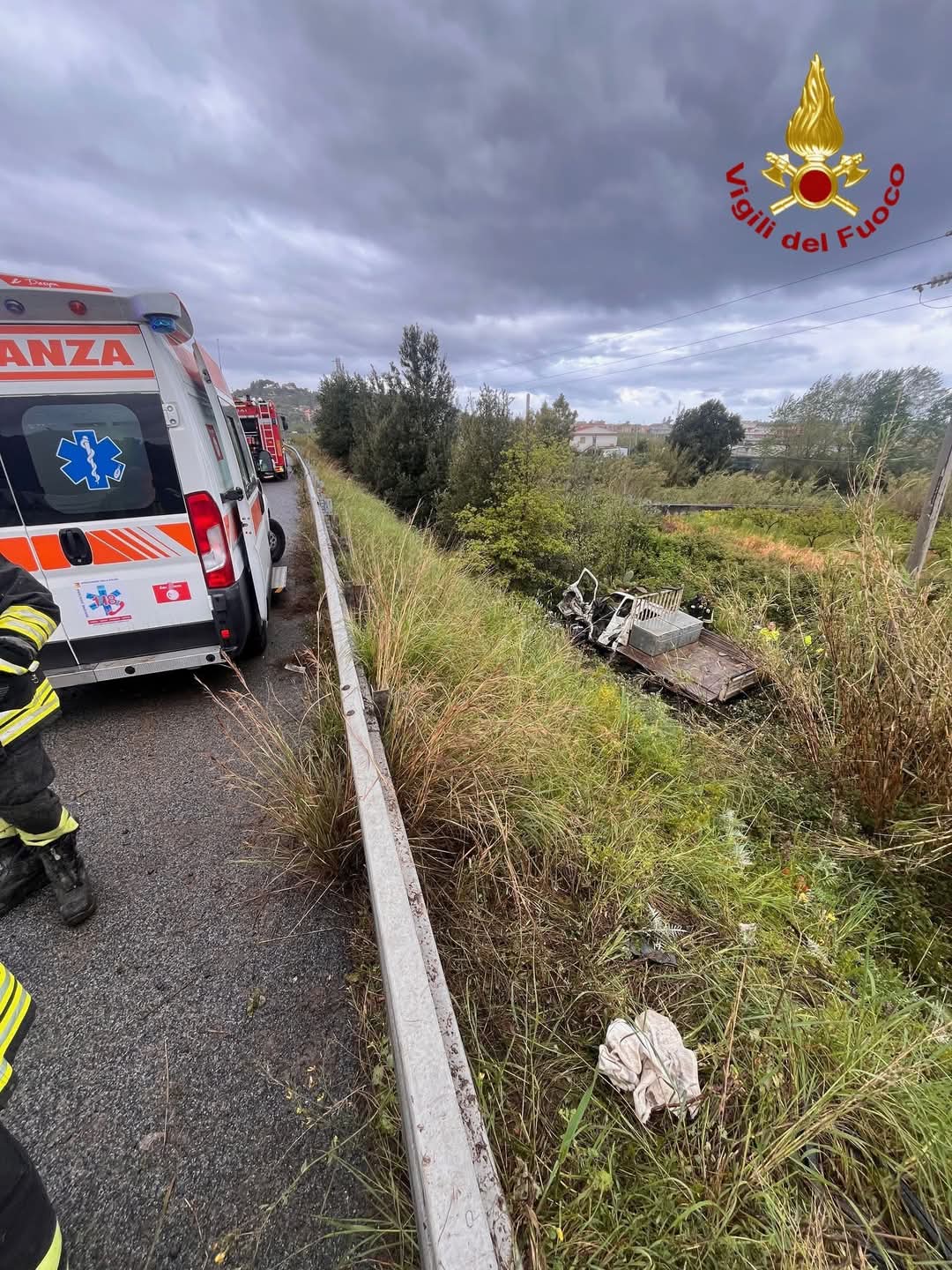TRAGEDIA SULL' A20 MESSINA PALERMO, FURGONE SFONDA IL GUARDRAIL E PRECIPITA NELLA SCARPATA: MORTO 28ENNE CATANESE