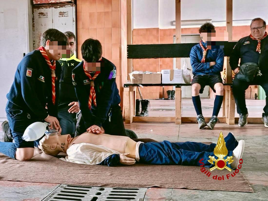 GLI SCOUT FSE PATERNÒ 7 INCONTRANO I VIGILI DEL FUOCO