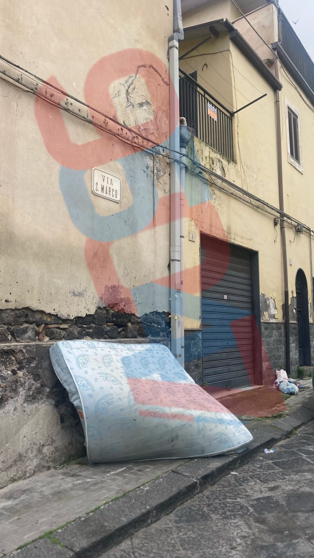 PATERNÒ, ENNESIMO ATTO DI INCIVILTÀ: MATERASSO LASCIATO IN VIA SAN MARCO: LA DENUNCIA DI UN CITTADINO