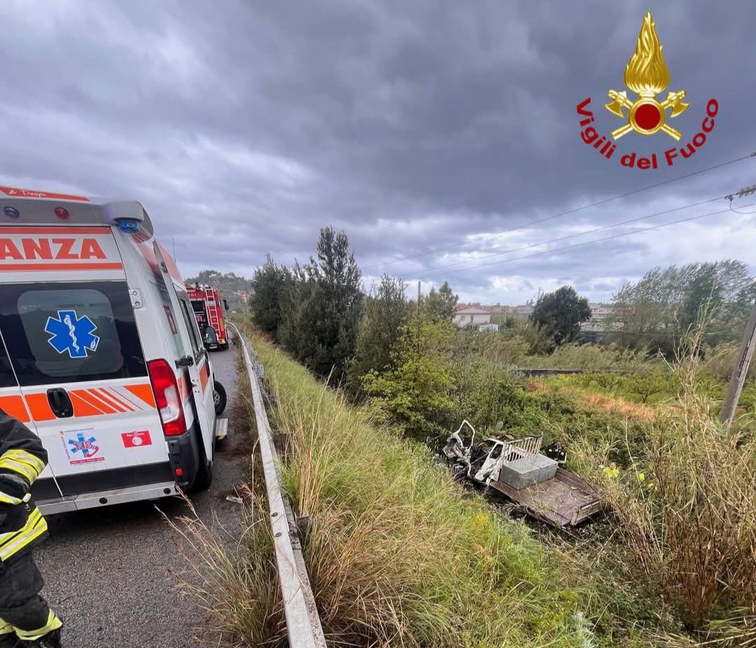 TRAGEDIA SULL' A20 MESSINA PALERMO, FURGONE SFONDA IL GUARDRAIL E PRECIPITA NELLA SCARPATA: MORTO 28ENNE CATANESE