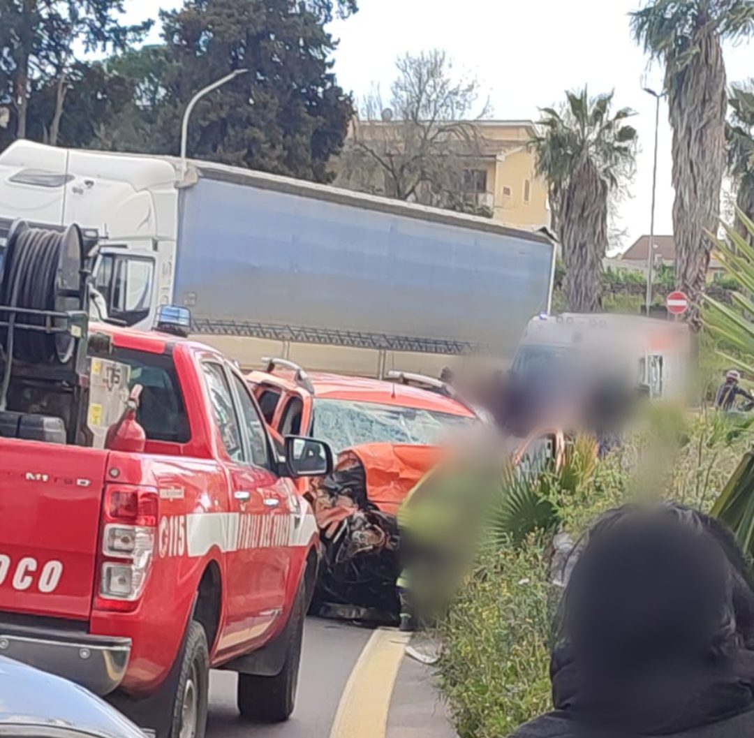 LENTINI, ENNESIMA TRAGEDIA SULLA RAGUSANA: SCONTRO AUTO-TIR, UN MORTO