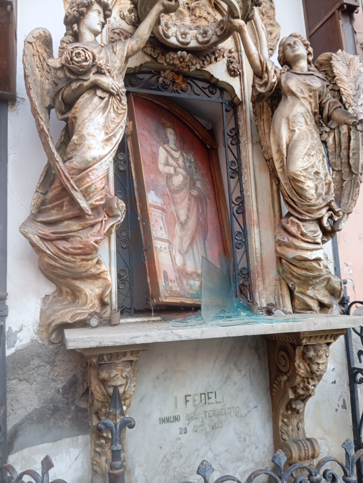 PATERNÒ, SACRILEGIO IN PIENO CENTRO: VANDALI PROFANANO L’ALTARINO DI SANTA BARBARA