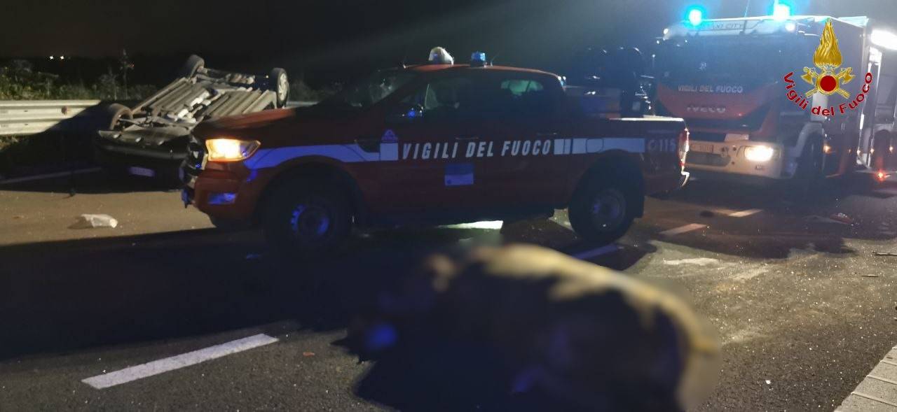 MODICA, INCIDENTE IN AUTOSTRADA: DUE AUTO INVESTONO UN BOVINO, FERITE TRE DONNE