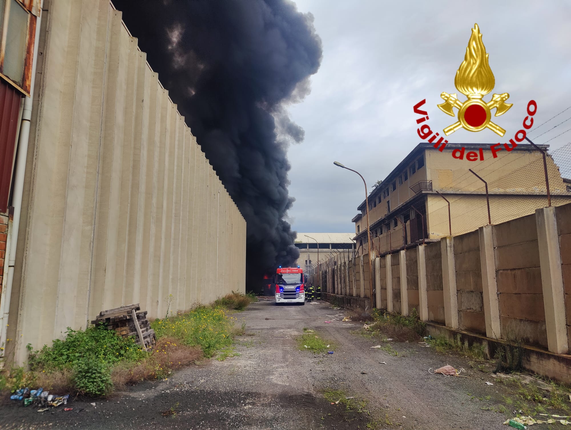 INCENDIO NELL’EX ITALCEMENTI DI CATANIA: SQUADRE DEI VIGILI DEL FUOCO AL LAVORO, COLONNA DI FUMO VISIBILE IN TUTTA LA CITTÀ