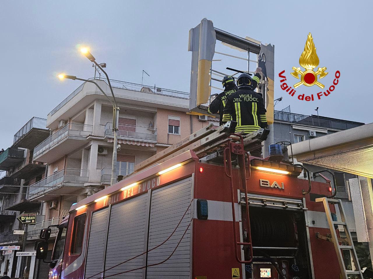 ADRANO: SCONTRO FRA DUE AUTO, 4 FERITI