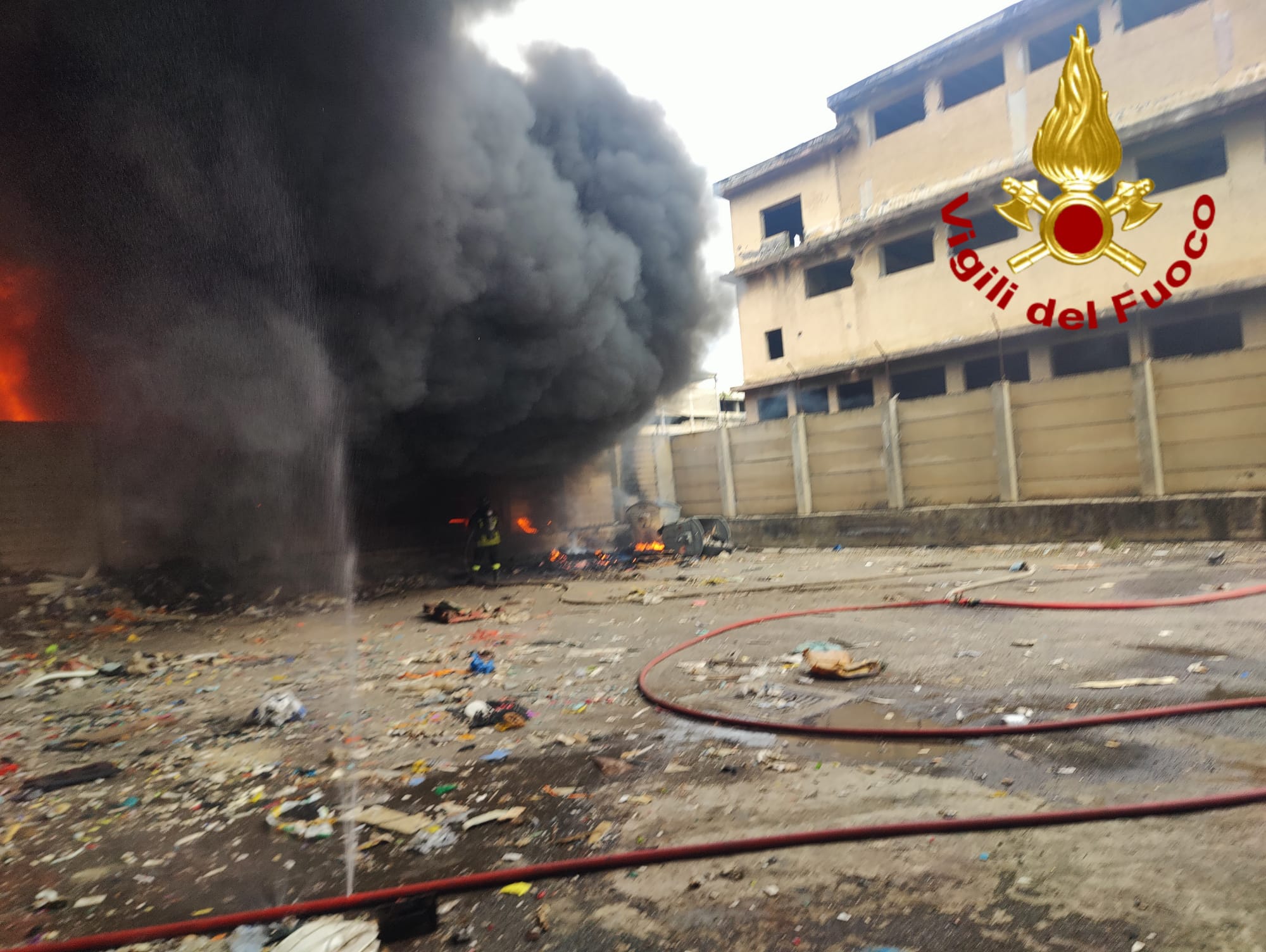 INCENDIO NELL’EX ITALCEMENTI DI CATANIA: SQUADRE DEI VIGILI DEL FUOCO AL LAVORO, COLONNA DI FUMO VISIBILE IN TUTTA LA CITTÀ