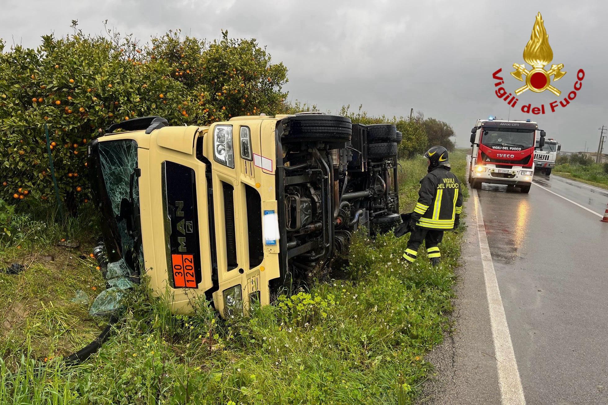 PATERNÒ: AUTOCISTERNA CARICO DI GASOLIO SI RIBALTA VICINO AL BIVIO JANNARELLO, FERITO CONDUCENTE