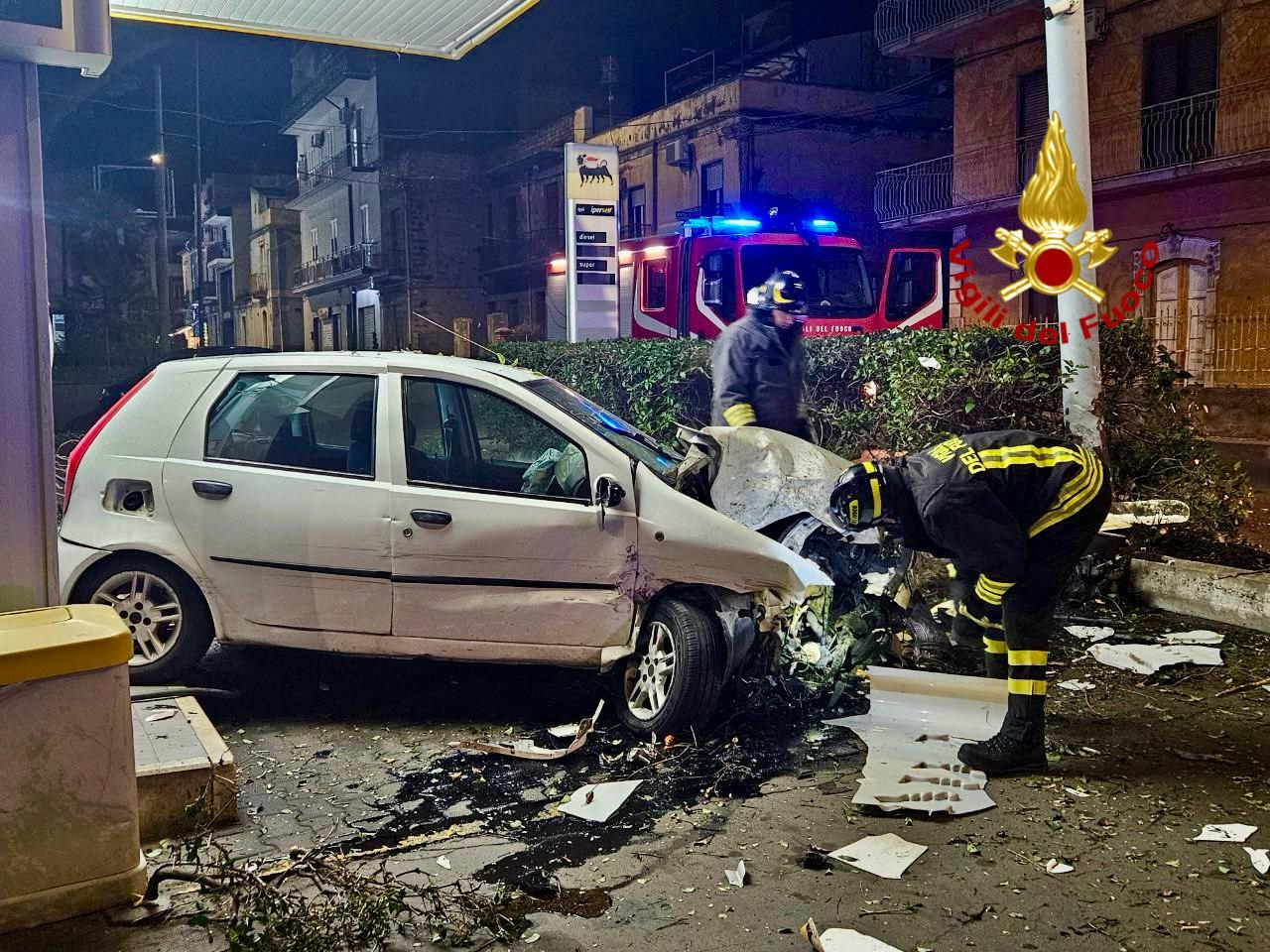 ADRANO: SCONTRO FRA DUE AUTO, 4 FERITI
