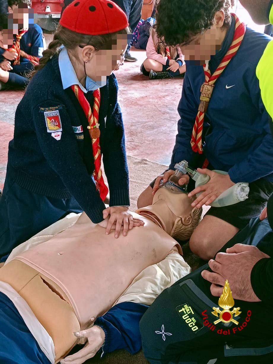 GLI SCOUT FSE PATERNÒ 7 INCONTRANO I VIGILI DEL FUOCO