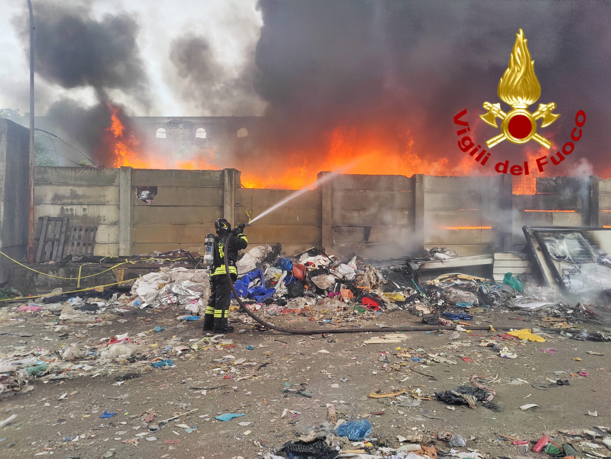 INCENDIO NELL’EX ITALCEMENTI DI CATANIA: SQUADRE DEI VIGILI DEL FUOCO AL LAVORO, COLONNA DI FUMO VISIBILE IN TUTTA LA CITTÀ