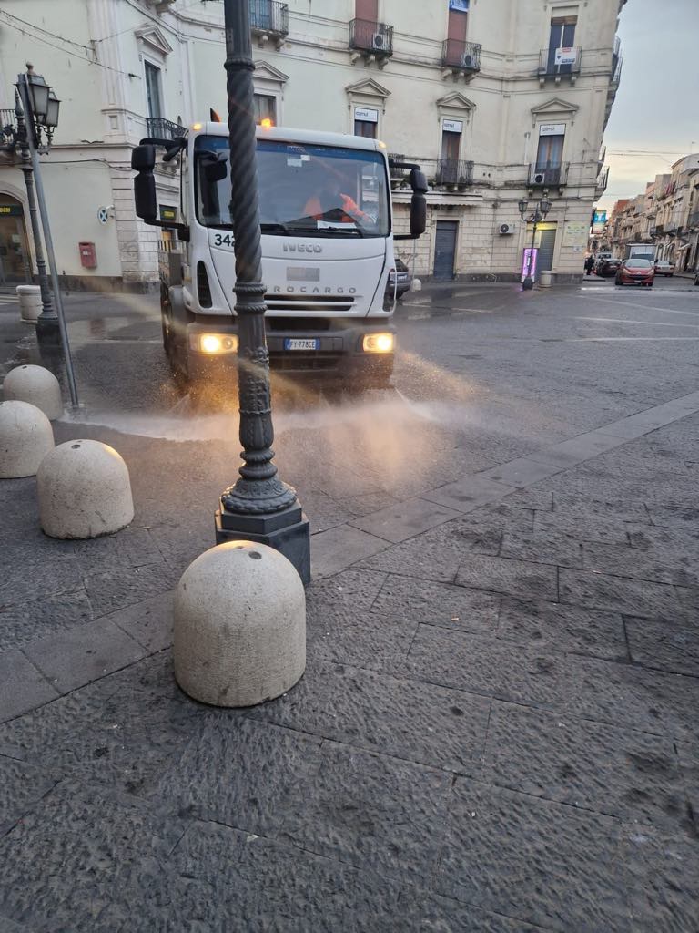 PATERNÒ: SPAZZAMENTO MECCANICO DELLE STRADE URBANE, 30 MULTE E 8 RIMOZIONI. GIOVEDÌ NUOVO INTERVENTO