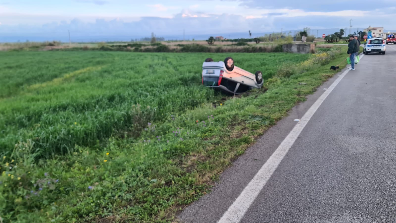 PATERNÒ, INCIDENTE AL BIVIO IANNARELLO: AUTO RIBALTATA, SOCCORSI SUL POSTO