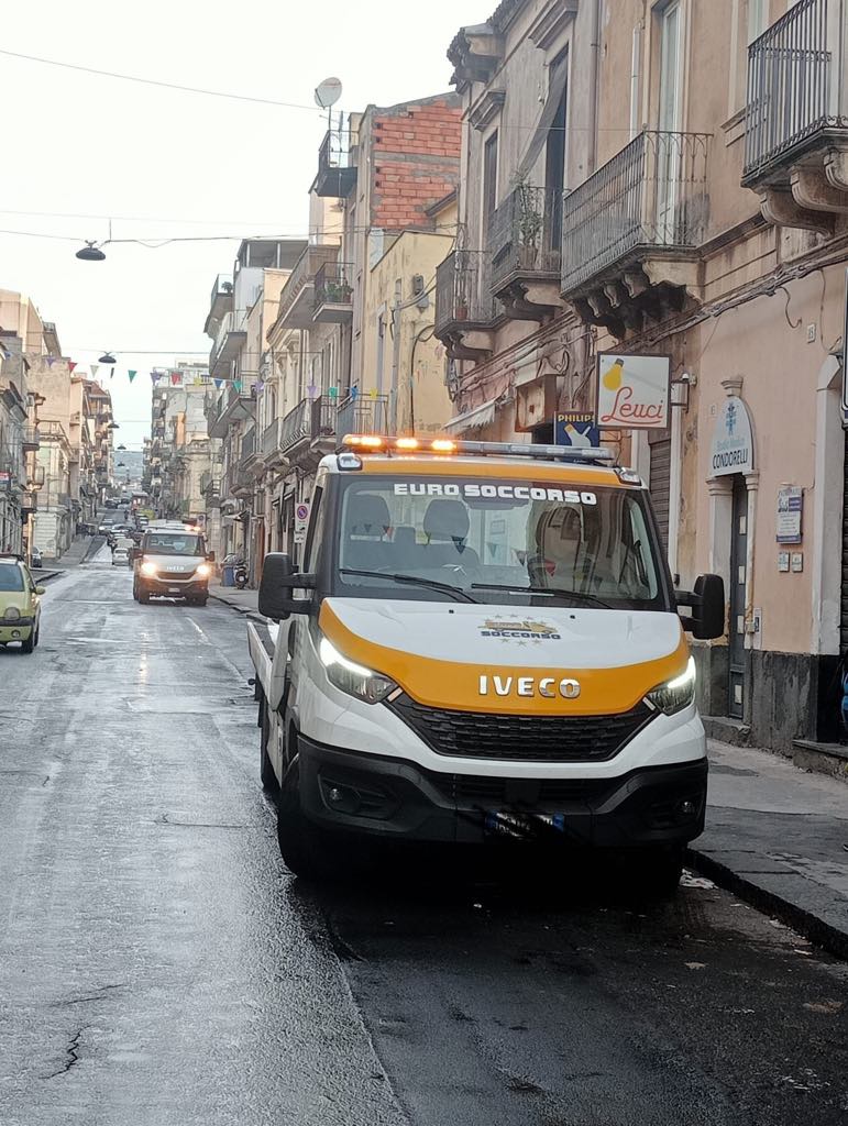 PATERNÒ: SPAZZAMENTO MECCANICO DELLE STRADE URBANE, 30 MULTE E 8 RIMOZIONI. GIOVEDÌ NUOVO INTERVENTO