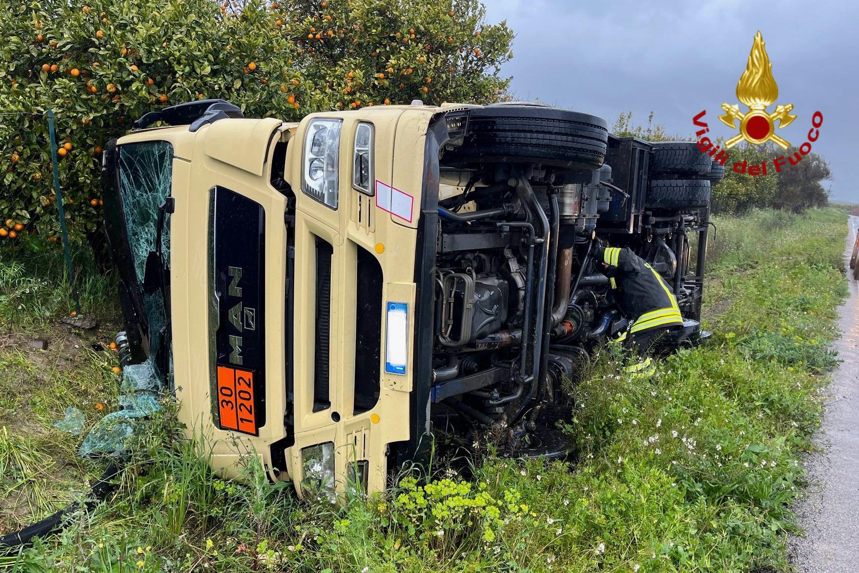 PATERNÒ: AUTOCISTERNA CARICO DI GASOLIO SI RIBALTA VICINO AL BIVIO JANNARELLO, FERITO CONDUCENTE