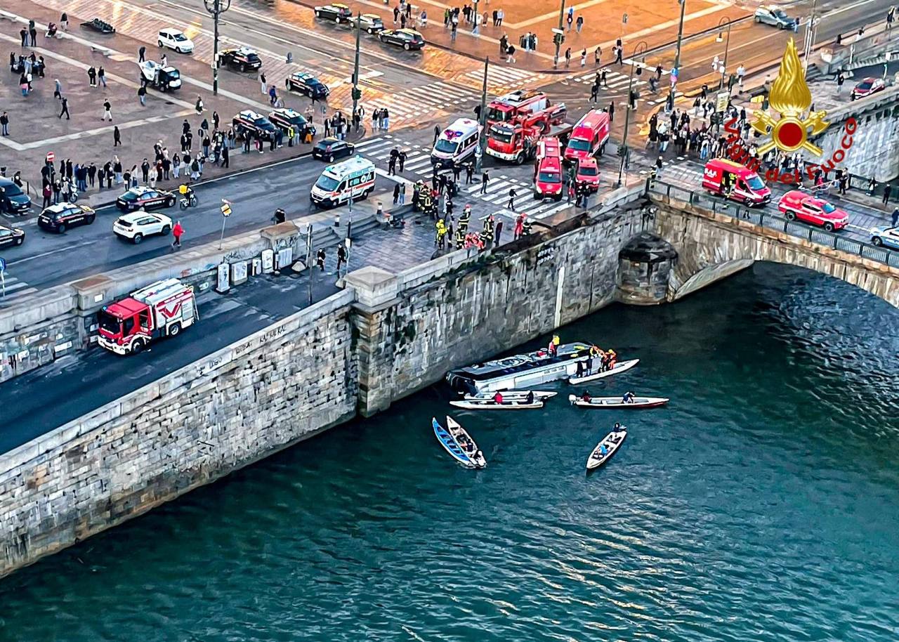 TORINO, PULLMAN TURISTICO CADE NEL PO IN PIAZZA VITTORIO. MUORE L'AUTISTA SOLO A BORDO: PROBABILE MALORE
