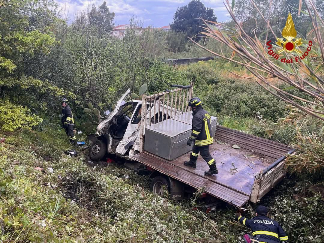 TRAGEDIA SULL' A20 MESSINA PALERMO, FURGONE SFONDA IL GUARDRAIL E PRECIPITA NELLA SCARPATA: MORTO 28ENNE CATANESE