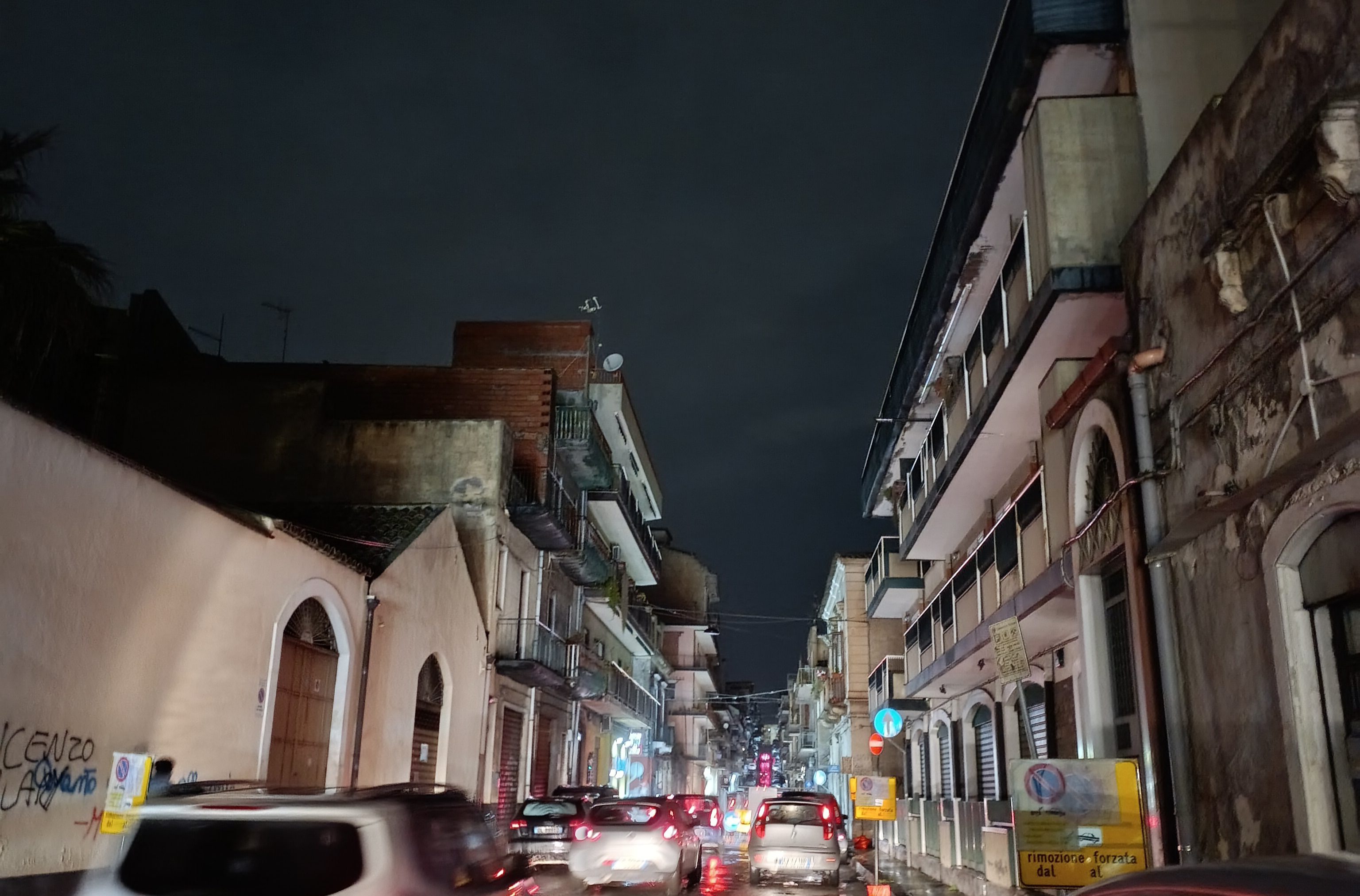 BLACKOUT A PATERNÒ: TANTE ZONE AL BUIO, I LETTORI SEGNALANO LA MANCANZA DI ILLUMINAZIONE PUBBLICA IN DIVERSE VIE