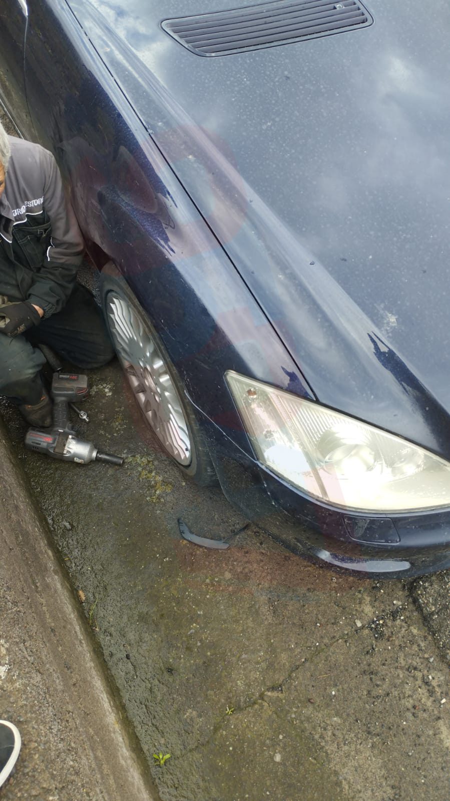 GIORNATA DI PIOGGIA E DISAGI: AUTOMOBILISTI FERMI PER GOMME FORATE LUNGO LA VIA MONGIBELLO