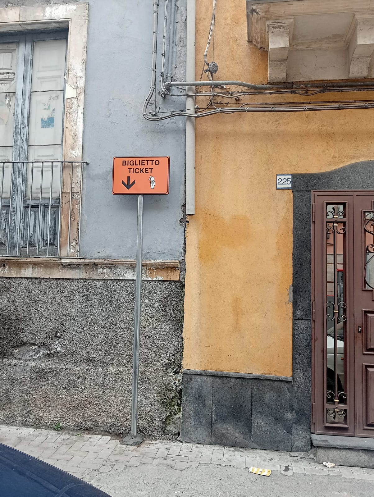 PATERNO', STRISCE BLU: AL VIA LA POSA DELLA SEGNALETICA VERTICALE. ATTIVAZIONE PREVISTA IL 15 APRILE