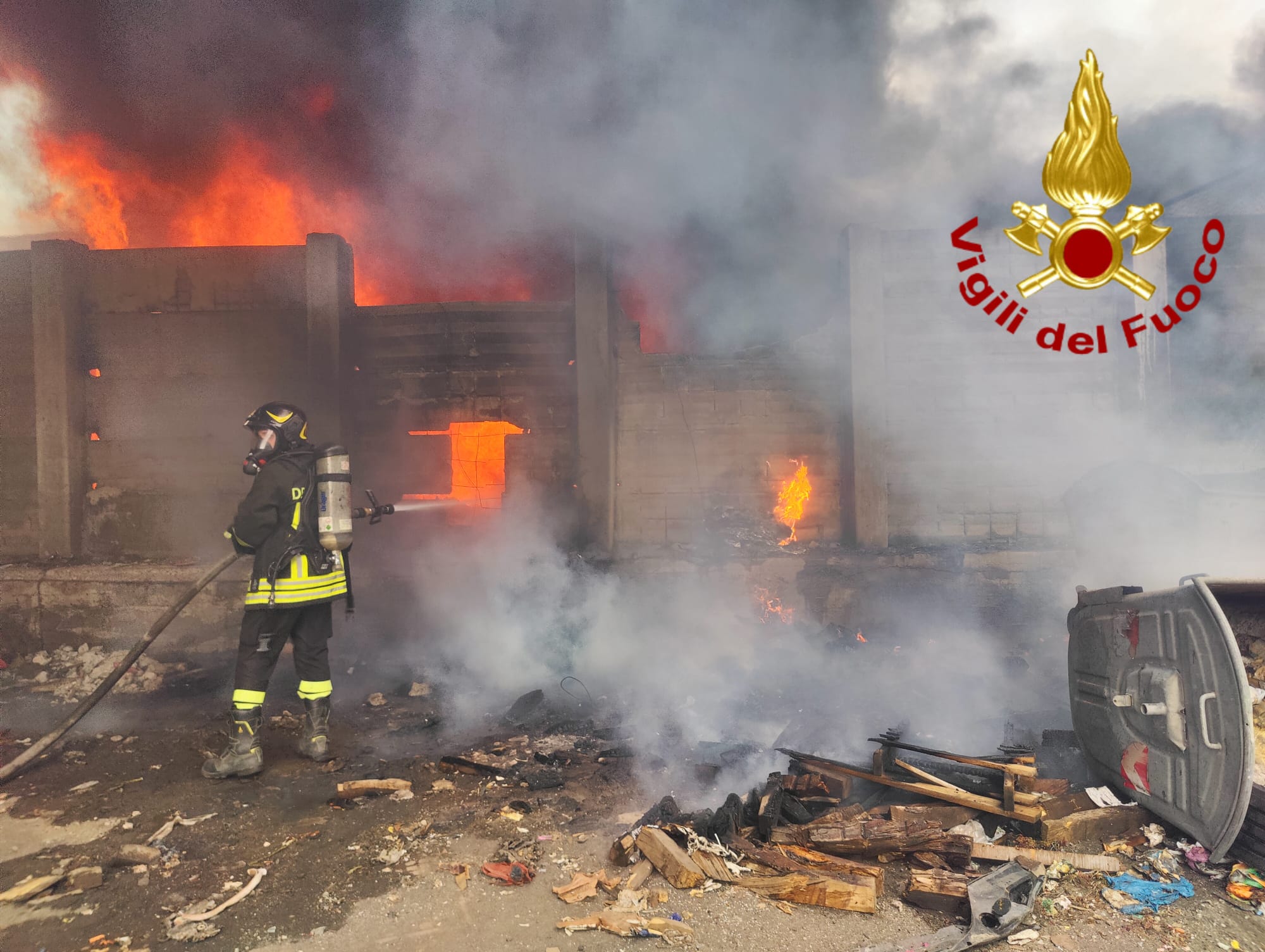 INCENDIO NELL’EX ITALCEMENTI DI CATANIA: SQUADRE DEI VIGILI DEL FUOCO AL LAVORO, COLONNA DI FUMO VISIBILE IN TUTTA LA CITTÀ