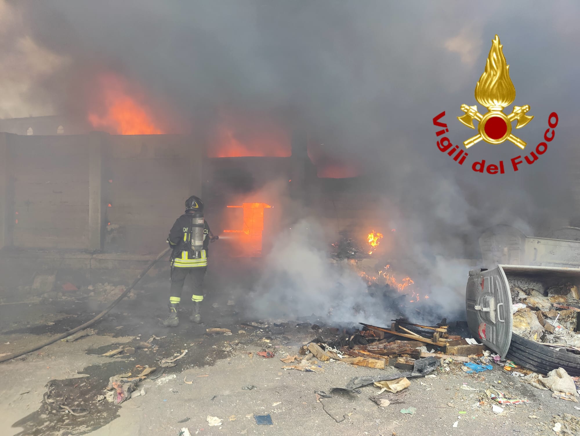 INCENDIO NELL’EX ITALCEMENTI DI CATANIA: SQUADRE DEI VIGILI DEL FUOCO AL LAVORO, COLONNA DI FUMO VISIBILE IN TUTTA LA CITTÀ