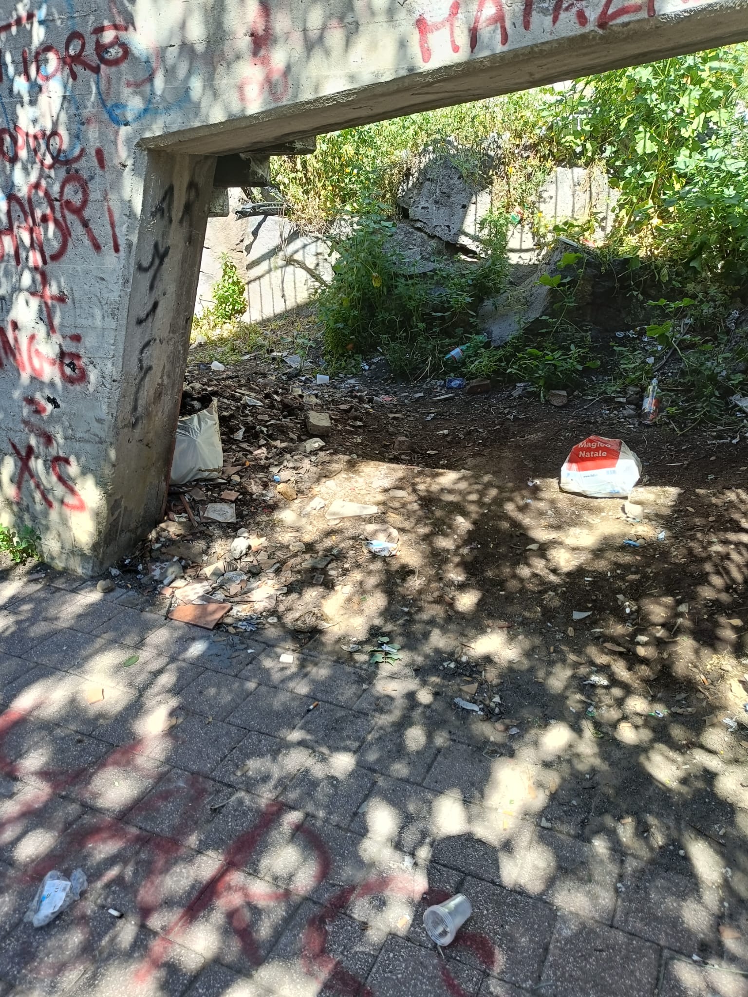 PATERNÒ, DEGRADO IN PIAZZA ALDO MORO: LA SEGNALAZIONE DI UN CITTADINO