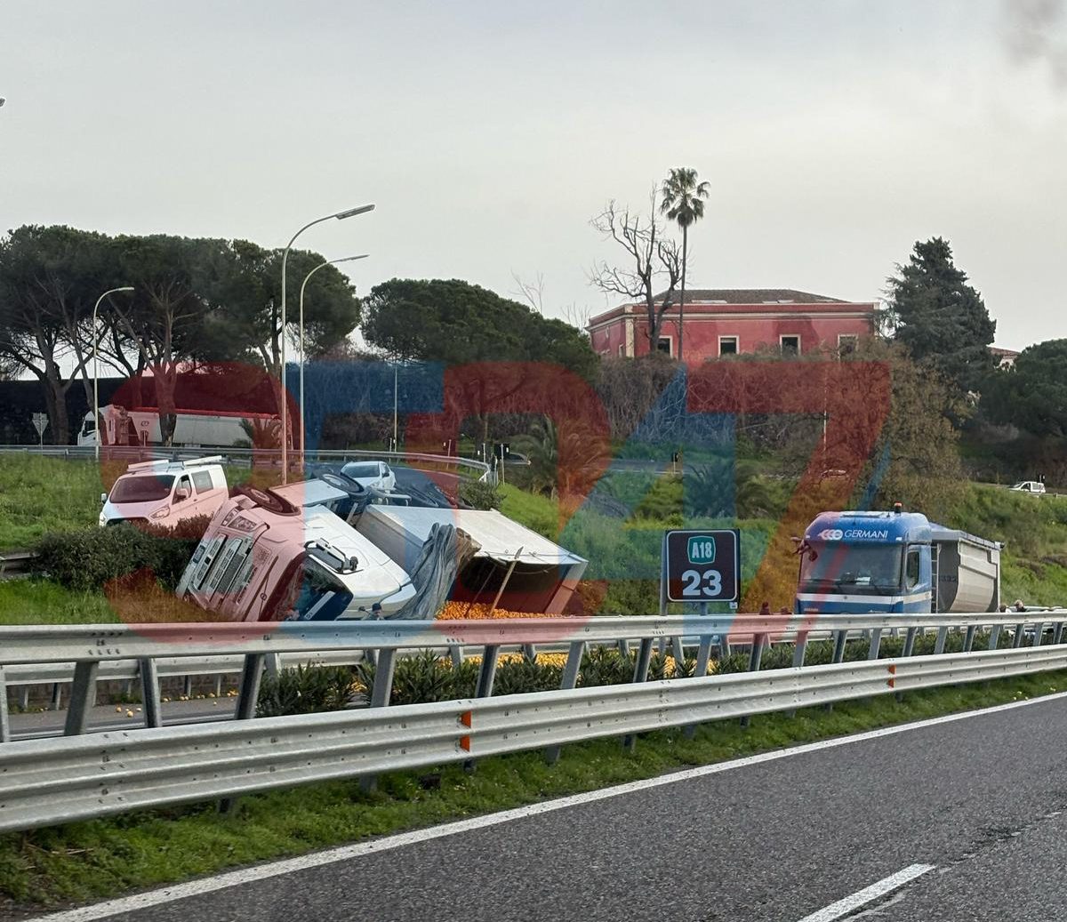 CAMION CARICO DI LIMONI SI RIBALTA SULLA A18 CATANIA-MESSINA: TRAFFICO IN TILT