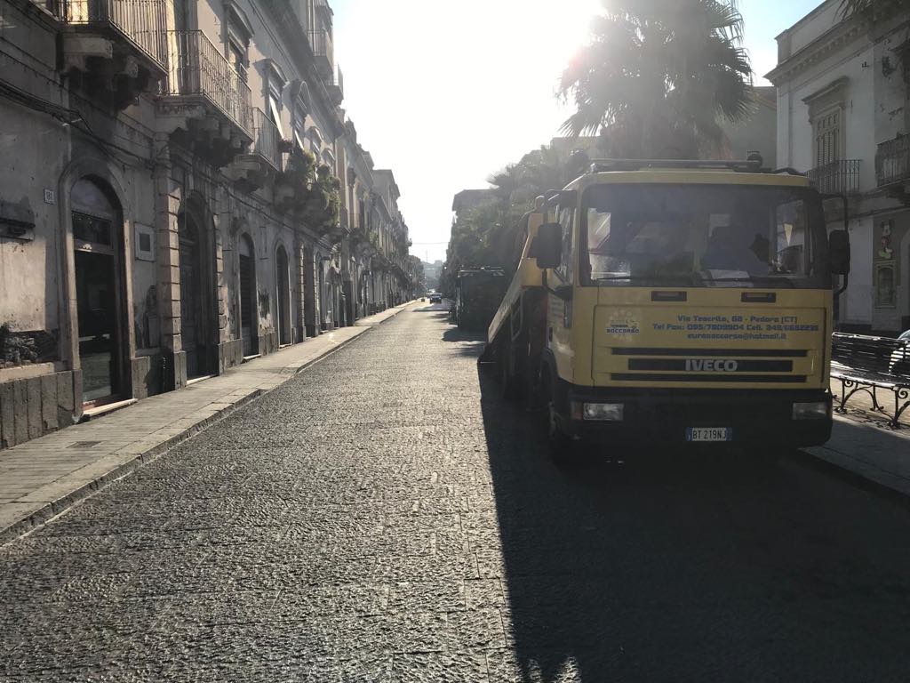 PATERNÒ: SERVIZIO DI SPAZZAMENTO MECCANICO DELLE STRADE URBANE – 25 MULTE E 9 RIMOZIONI