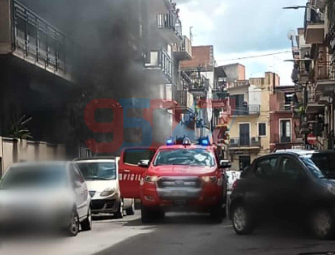 PAURA A PATERNÒ: AUTO IN FIAMME , COINVOLTO UN SECONDO VEICOLO, VIGILI DEL FUOCO SUL POSTO