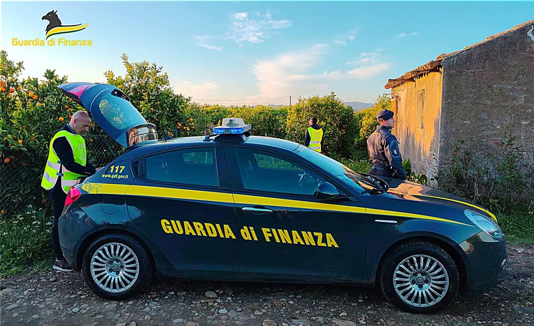 PATERNÒ, ARRESTATO “CAPORALE” CHE ACCOMPAGNAVA E SFRUTTAVA I LAVORATORI NEGLI AGRUMETI