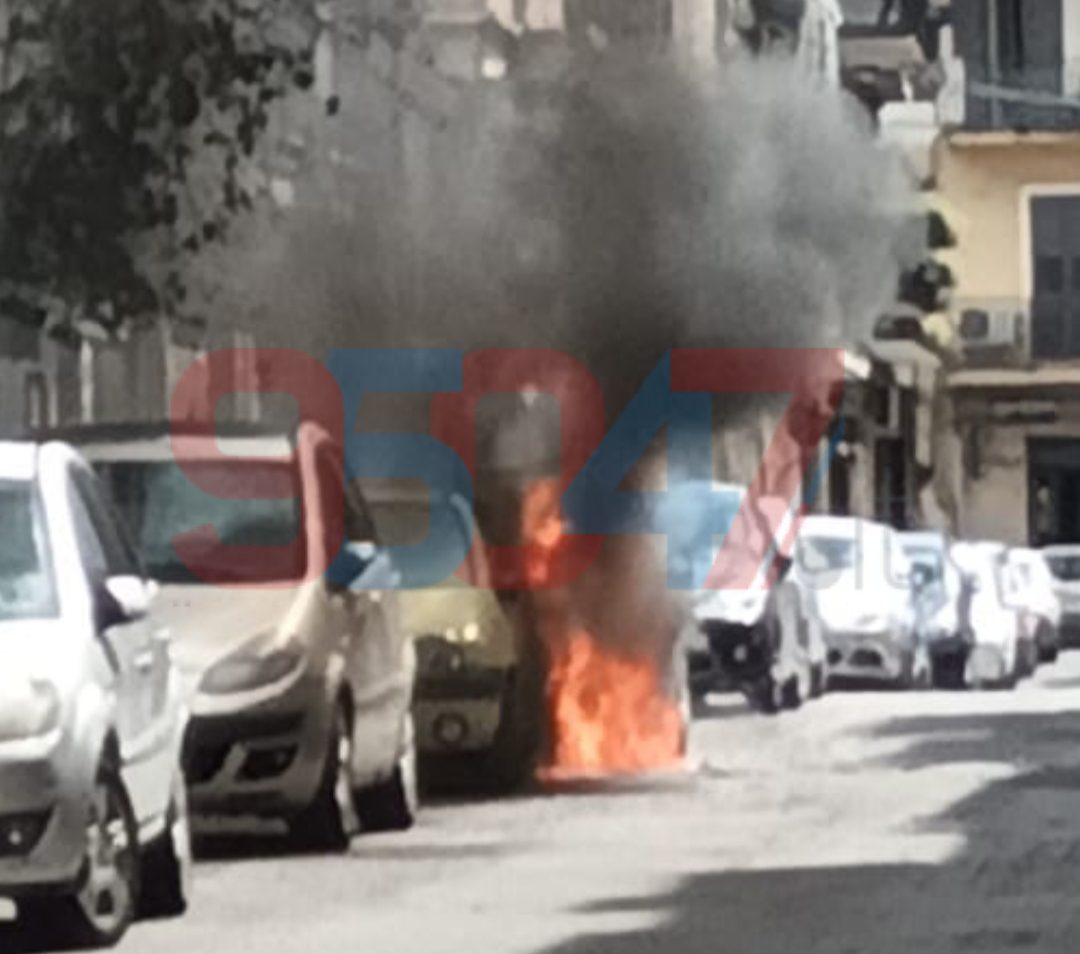 PAURA A PATERNÒ: AUTO IN FIAMME , COINVOLTO UN SECONDO VEICOLO, VIGILI DEL FUOCO SUL POSTO